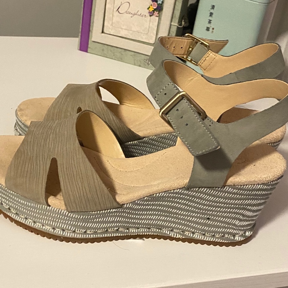 Clarks Platform Sandals - Picture 3 of 5